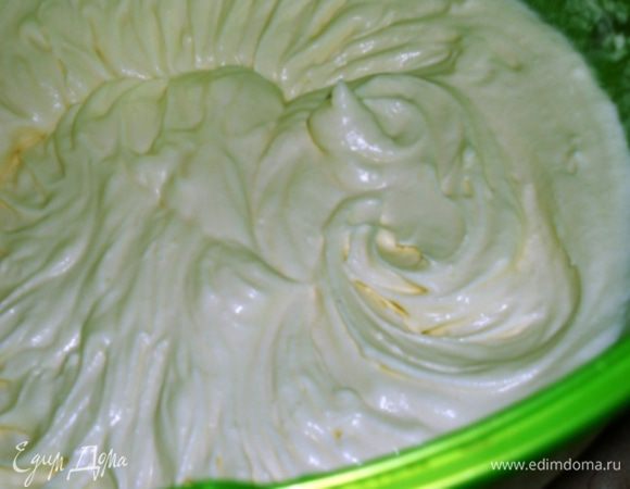 Сливки взбить с сахарной пудрой, добавить ванилин, аккуратно ввести в массу творожный сыр. 