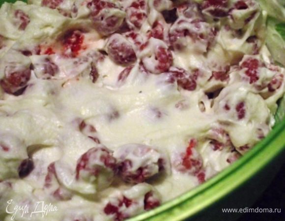 Добавить к крему ягоду, аккуратно перемешать лопаткой.