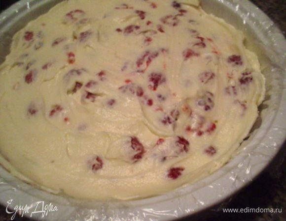 Большую чашу застелить пищевой плёнкой, выложить крем с малиной, разровнять.