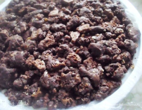 Сверху равномерно распределить шоколадную крошку, слегка прижать. Накрыть плёнкой, отправить в морозильную камеру на несколько часов.