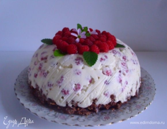 Снять плёнку и накрыть чашу блюдом, осторожно перевернуть. Украсить малиной и листиками мяты.
