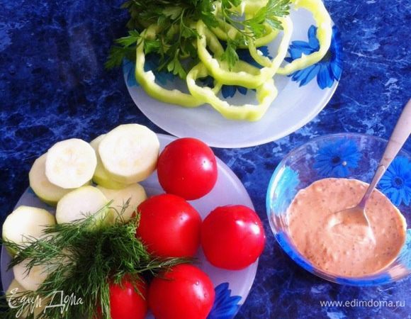 Подготовим овощи. Перец, кабачок и помидор нарежем кольцами, толщиной в 1 см. Сметану смешаем с соусом и горчицей.  
