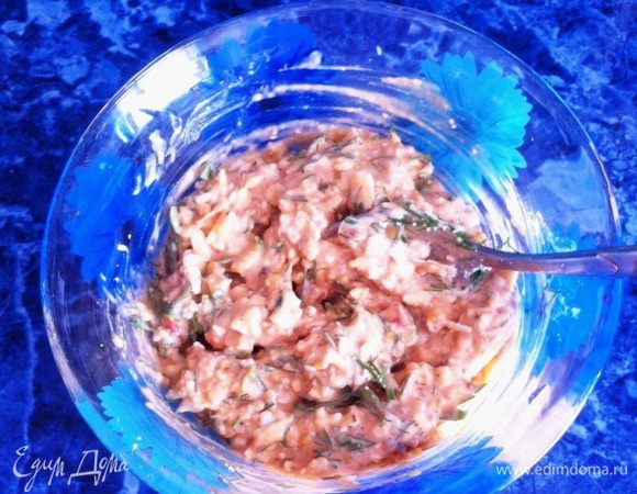 В полученную приправу добавляем брынзу и рубленную зелень, у меня петрушка и укроп (в ингредиентах почему-то укропа не было).