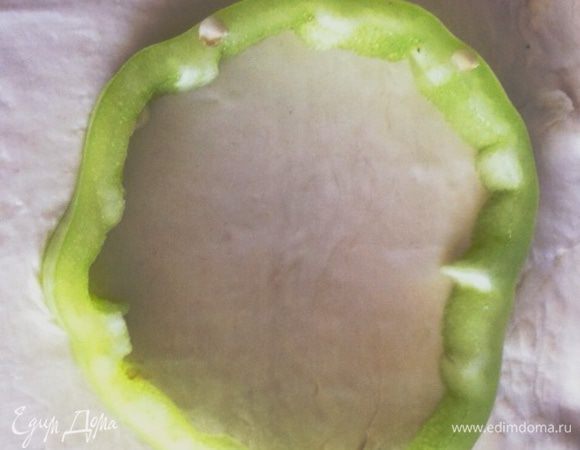 Кладем в центр квадрата кольцо болгарского перца.