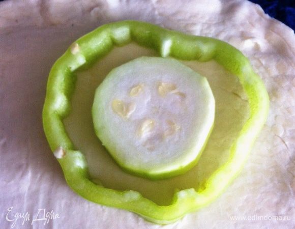 Затем шайбу кабачка.