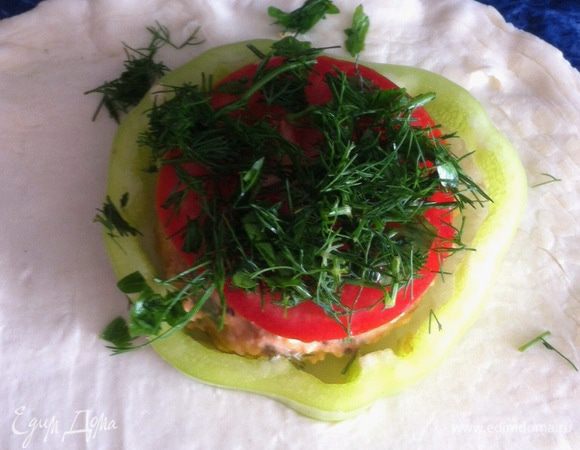 Колечко помидора и посыпаем рубленной зеленью.