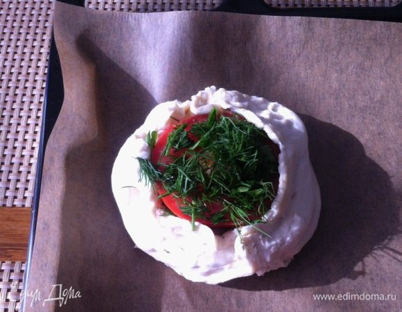 Защипываем по кругу нашу ватрушку и переносим на противень, застеленный пекарской бумагой.