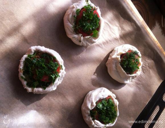 Точно также готовим все наши ватрушки и отправляем в  разогретую духовку до 180 градусов на 10 минут.