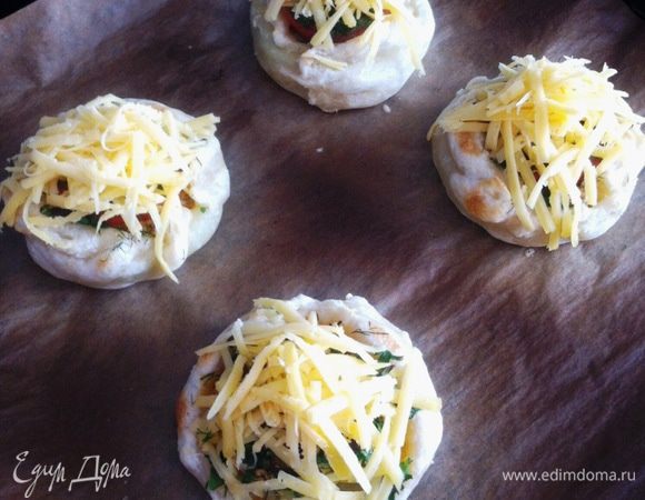 Спустя 10 минут, посыпаем ватрушки тертым сыром и отправляем еще на 10 минут в духовку. Ватрушки должны зарумянится,  поэтому лучше ориентироваться на свою духовку.