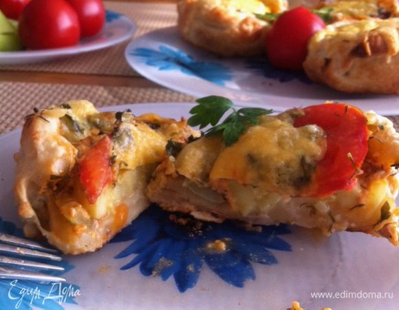 А так выглядит ватрушка в разрезе, хрустящая корочка и нежная начинка внутри. Приятного аппетита!!!