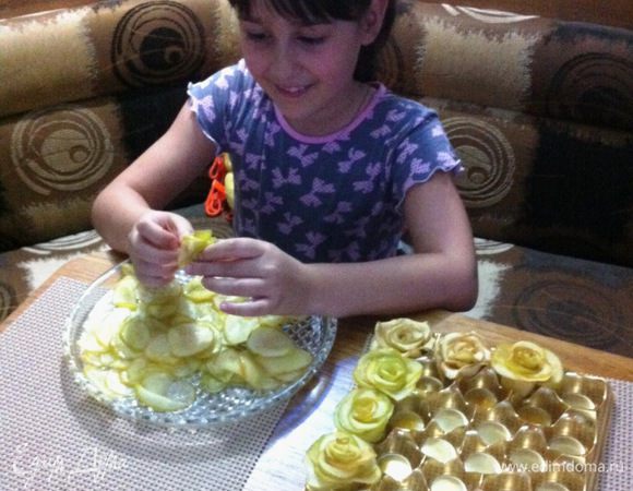 А еще, мы с одной юной леди, готовили торт на день рождения ее мамочки. Эта принцесса очень старательно лепит яблочные розочки на торт. Получилось у нее с первого раза.