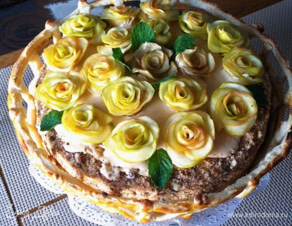 А вот и сам торт. Получился очень вкусный  Арахисовый торт  "Коровка" по рецепту Ниночки (к сожалению Нина удалила его с сайта). Я его готовила уже дважды, всем понравился без исключения.
Идею украшения торта я позаимствовала у Эллисы, за что ей огромное спасибо  http://www.edimdoma.ru/retsepty/59640-tort-million-alyh-roz-dlya-edim-doma.