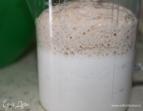 Сначала сделаем опару. Для этого, смешиваем в стакане теплую воду и теплое молоко, добавляем сахар и дрожжи, хорошо все размешиваем. И оставляем в теплом месте на 20 минут, до образования пышной шапочки.