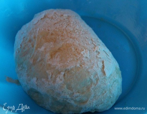 Вымешиваем тесто. Перекладываем его в чистую миску, накрываем чистым полотенцем и оставляем на час в теплом месте.