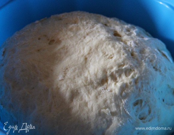 Через час тесто должно увеличиться в 2,5 раза. Обминаем его и оставляем еще на 30 минут.