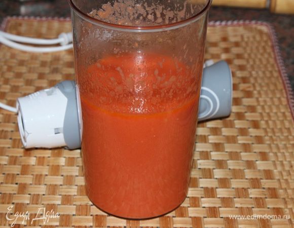 Парочку помидорок (самых красивых) откладываем в сторону, остальные очищаем от кожицы, выбрасываем розмарин (он свою роль уже сыграл) и отправляем в стакан блендера вместе с чесноком и растительным маслом. Пробиваем до однородного состояния погружным блендером.