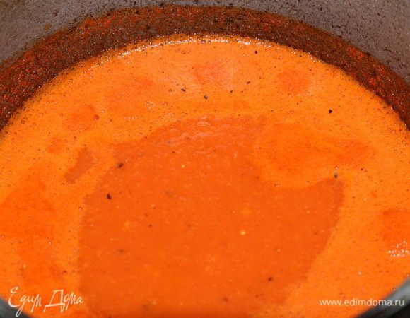 Выливаем все в кастрюльку, добавляем томатный сок (здесь я внесла свои коррективы: вместо сока у меня такое же количество овощного бульона), солим и перчим по вкусу и кипятим минут пять. Вот так вот симпатиШно получилось...