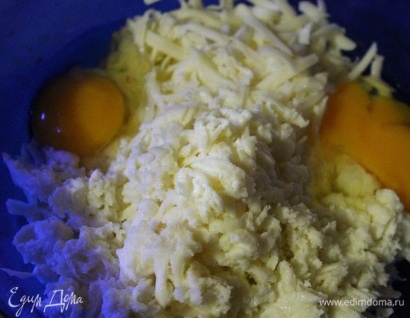 Пока тесто отдыхает, займемся начинкой. Сыр натереть на крупной терке, добавить яйца и перемешать. ( при необходимости, можно посолить начинку, если сыр попался не соленый).