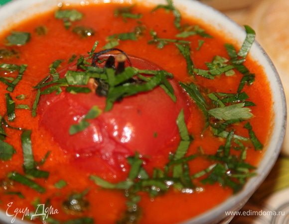 Суп готов! Теперь пижонимся: наливаем суп, по центру располагаем отложенную помидорку и посыпаем рубленной зеленью. Кто вне поста, может добавить соус песто - будет еще вкуснее. По рецепту - именно с соусом песто. Угощайтесь на здоровье! Смачного! 