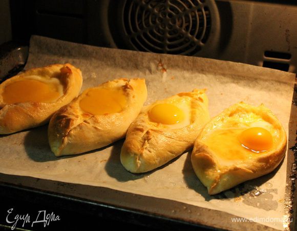 Выпекать в заранее разогретой до 180 градусов, духовке, 20 минут. Затем вынуть противень, и в середину каждой "лодочки" аккуратно влить по 1 яйцу. Вернуть в духовку. Печь до готовности яичного белка, около 7-10 минут.
