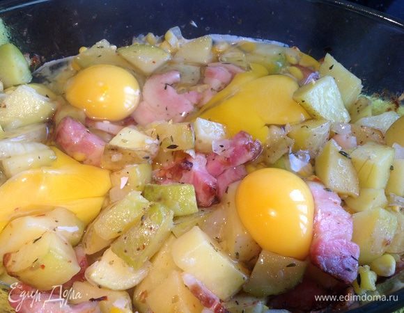 Вытащите из духовки,  вбейте яйца и запекайте еще 10-15 минут.