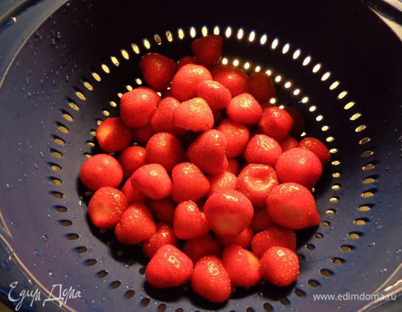 Удалить хвостики у клубники и помыть ее под проточной водой.
