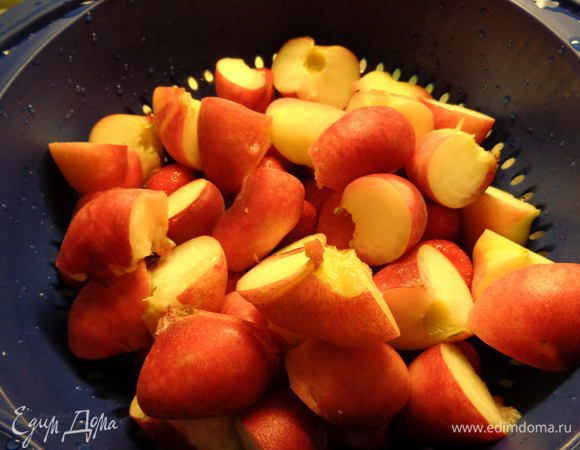 Персики разрезать на четвертинки, вынуть косточки.