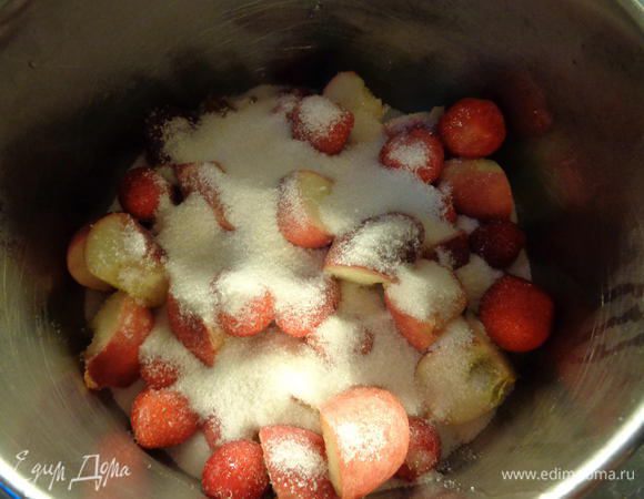 Взять эмалированный тазик или кастрюлю с толстым дном. Пересыпать клубнику и персики сахаром (так называемым сахаром с пектином), добавить воду и оставить на ночь. Можно и не оставлять, а сразу варить. Но лучше, чтобы ягоды и фрукты пустили сок, тогда конфитюр будет вкуснее и ярче по цвету. Желательно 1-2 раза в течение процесса перемешать, чтобы сахар полностью растворился.

*В сахаре содержится пектин, полученный из цитрусовых фруктов, поэтому варенье получается густым. Этот сахар прекрасно сохраняет натуральный цвет и вкус ягод, а также витамины. Такой сахар стоит дороже, но чтобы приготовить варенье, сахара требуется в 2 раза меньше, чем обычно. Что и видно из рецепта, т.е. на 1 кг. фруктов/ягод берется всего полкило сахара с пектином.