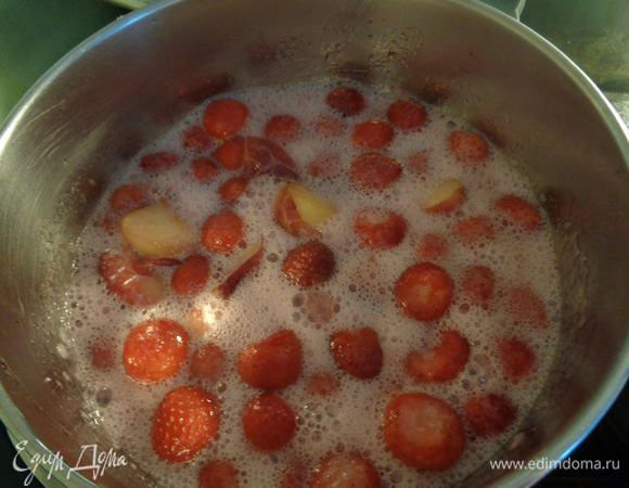 Утром перемешать и поставить на огонь. Помешивать. После закипания варить 10 минут на маленьком огне. Пенку снять. Аромат идет просто сумасшедший!))