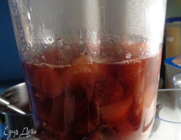 Горячий конфитюр взбить в блендере. Масса станет однородной.