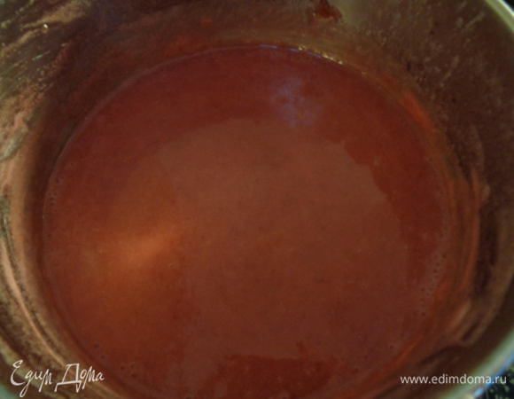 После опять отправить в кастрюльку и на огонь. Как только вскипит - снять с плиты и поставить застывать на полчаса. Один раз за процесс застывания, т.е. через 15 мин. перемешать. Конфитюр начнет густеть. 