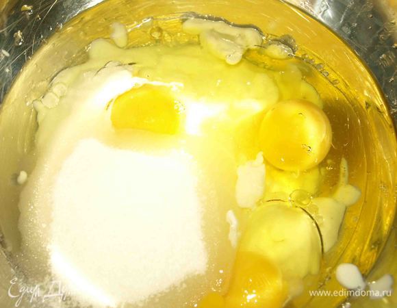 В миску отправляем яйца, подсолнечное масло без запаха, йогурт густой несладкий, сахар. Добавляем 25 гр муки, чтоб масса не расслаивалась.