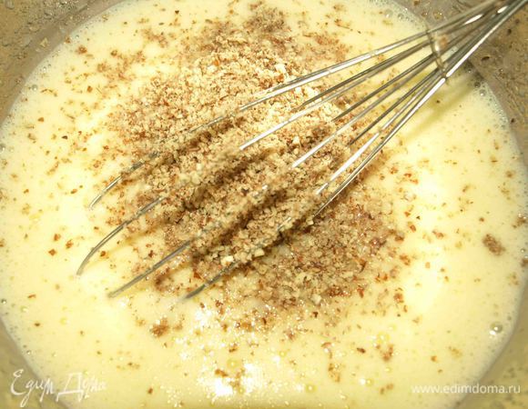 Орехи измельчаем в блендере и добавляем в яичную массу. Перемешиваем.