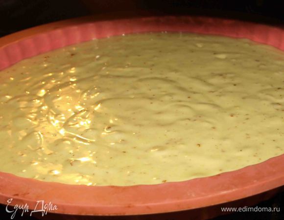 Добавляем оставшуюся, просеянную муку, разрыхлитель. Перемешиваем. Переливаем в форму 22-23 см. Отправляем в заранее разогретую до 170 градусов духовку на 50 минут. Проверить готовность пирога бамбуковой палочкой.