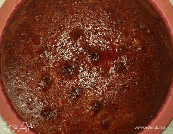 Достаточно 3 столовые ложки (в ингредиентах не указывается в ложках). Дать пирогу остыть в форме и насытиться ароматом сиропа. 