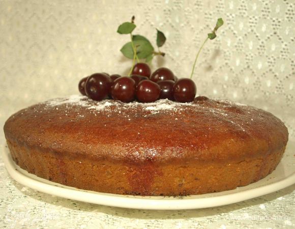 Достать из формы, переложить на блюдо. Украсить сахарной пудрой, свежей вишней. 
