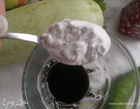 Отдельно смешать соевый соус, крахмал, две - три ложки воды, мускатный орех и имбирь.