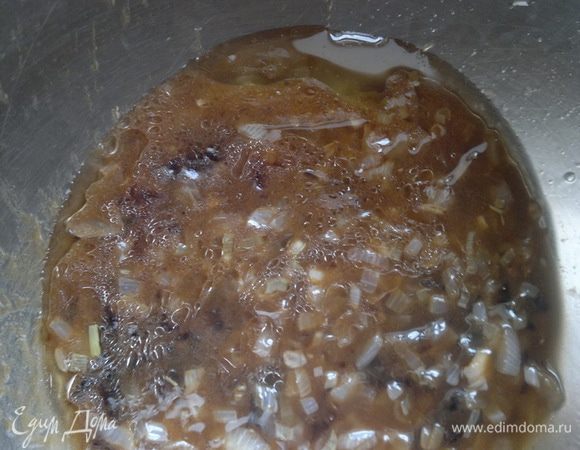 Смешать соус с луком.