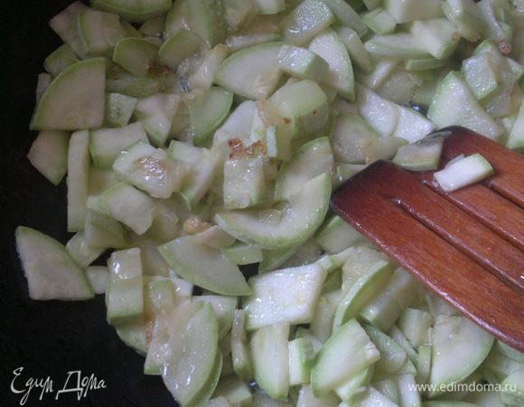 Мелко порезать, обжарить кабачки,