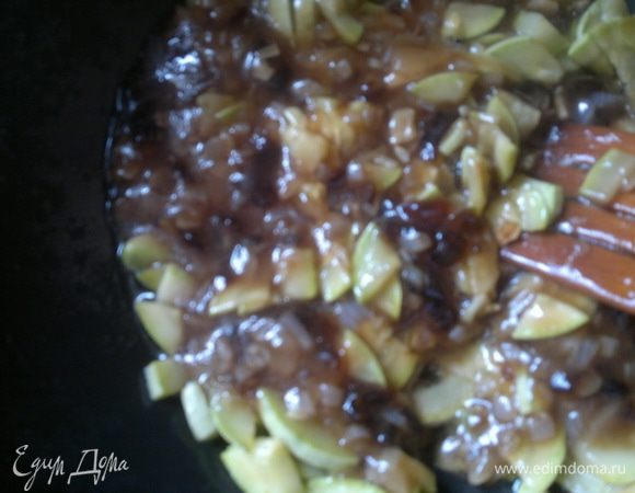 Заливаем соусом кабачки, сверху выкладываем яблоки.Теперь осторожно раскладываем в тарелки, не перемешивая. 