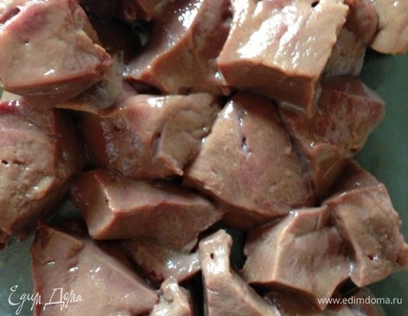 Печень в тортик пойдет любая. У меня была говяжья.
Печень промыть, очистить от пленки и порезать небольшими кусками.