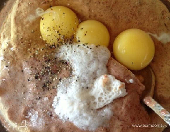 Добавить яйца, муку, соль, перец по вкусу и гашеную уксусом соду. Тщательно перемешать.