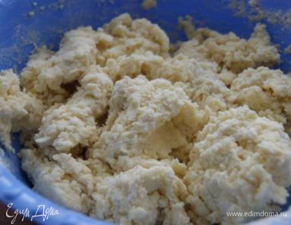 Постепенно добавлять муку, смешанную с разрыхлителем.