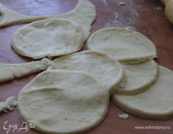 Тесто раскатать, вырезать кружочки.