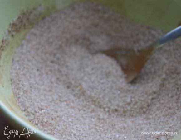 Приготовить посыпку. Сахар смешать с корицей.