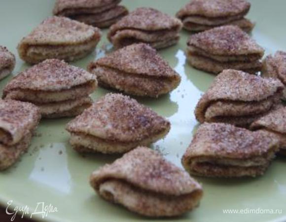 Каждый кружочек обмакнуть в сахар с одной стороны, свернуть пополам, обмакнуть еще раз, свернуть, обмакнуть. Должны получиться вот такие четвертинки. Выпекать при 180 гр. 20 минут.