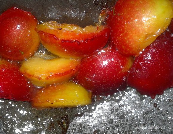   Быстро обжарим две - три сливы на оливковом масле. 