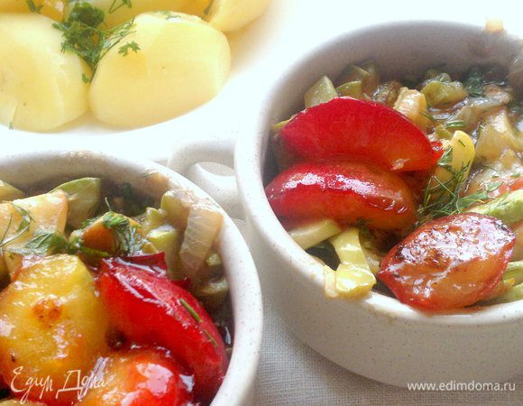 Выложить сверху кабачков. Притрусить зеленью, измельченным чесночком и горьким стручковым перцем. Можно подавать на стол, как самостоятельное блюдо. Я отварила молодой картофель. Обед всем понравился.
Угощайтесь!!!