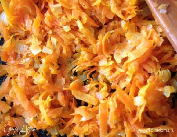 Спассеровать на растительном масле измельченные средние по величине морковь и лук. Смешать с печеночной массой.