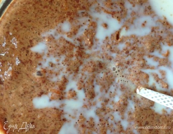 В последнюю очередь добавить постепенно молоко до консистенции теста как на оладьи.